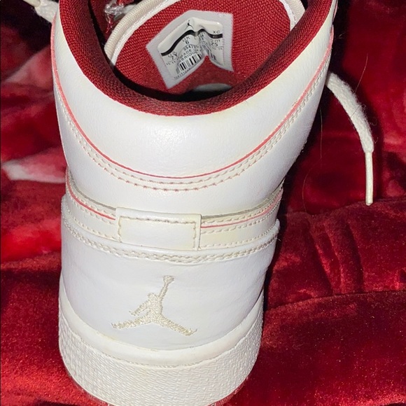 Jordan 1 Mid White Gym Red (GS) - Picture 3 of 6